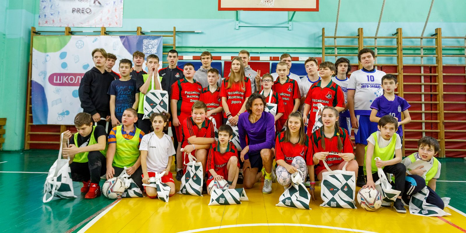 Игроки популярного футбольного клуба сыграли с московскими школьниками